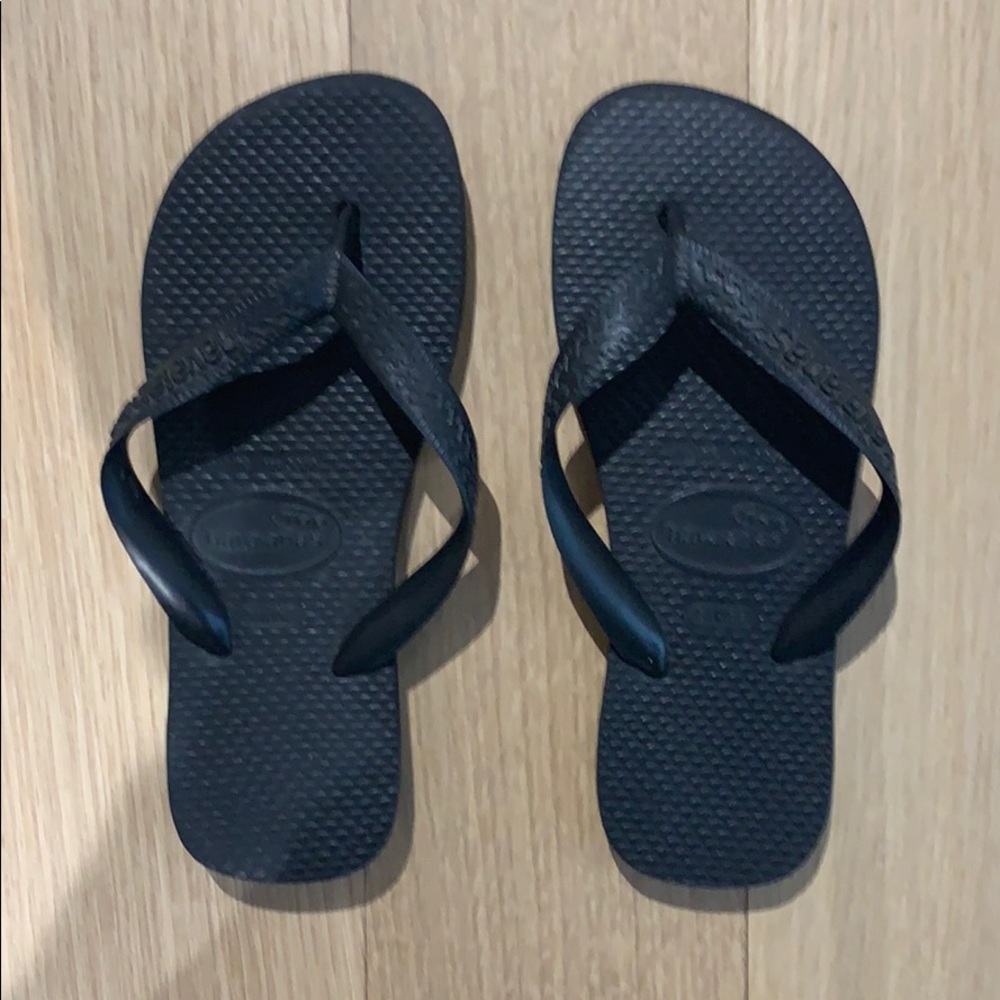 Havianas black flip flops - size 31/32